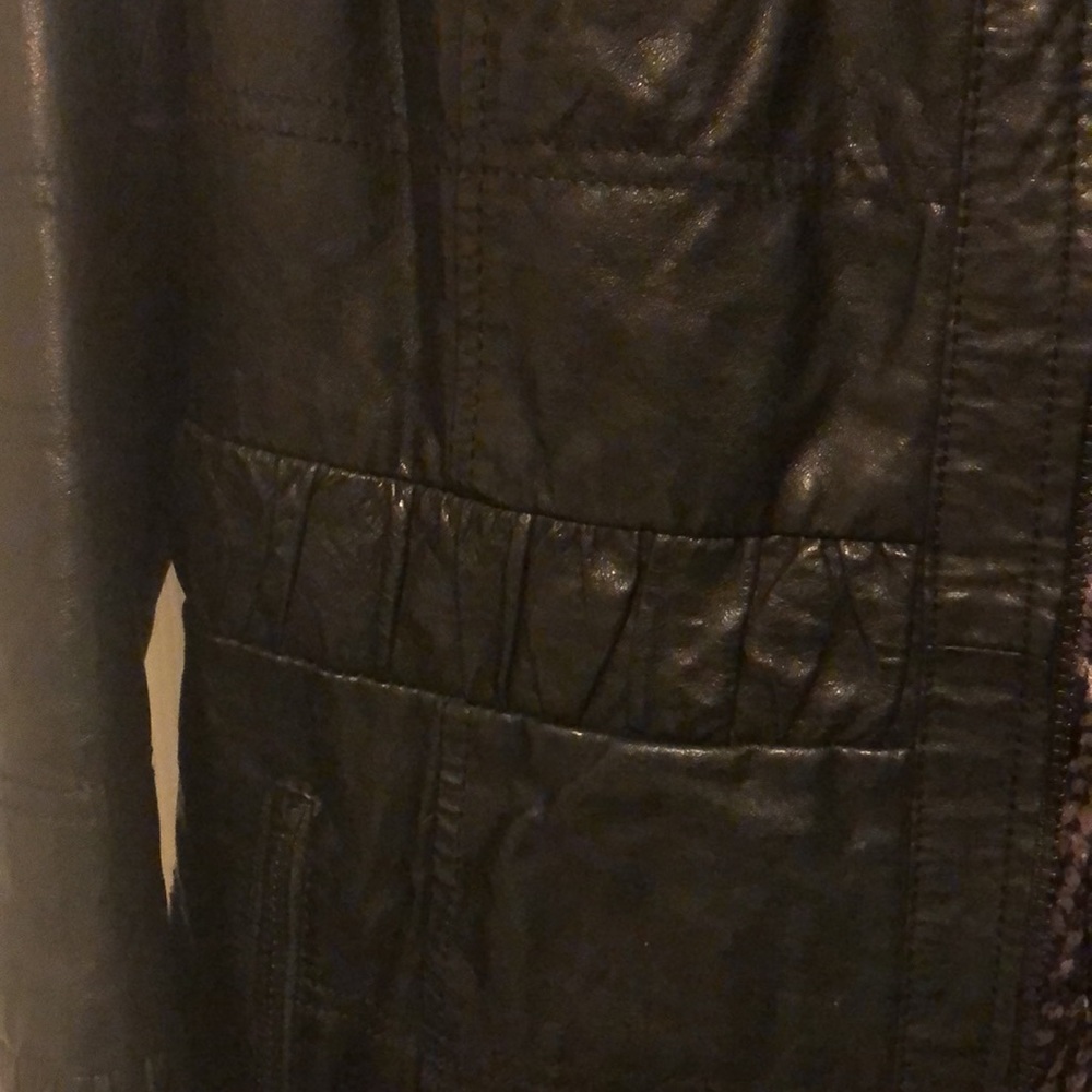 Ladies Black leather coat by Danier. EUC  Size SM   Fully thinsulate lining. - Picture 7 of 9